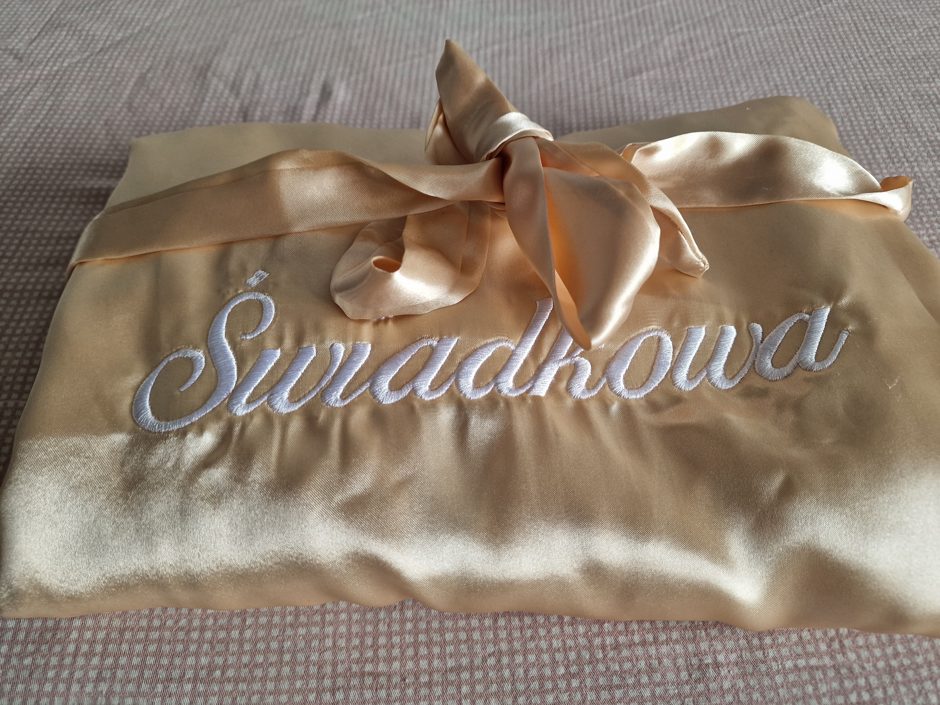 Realizacja szlafroka haftowanego