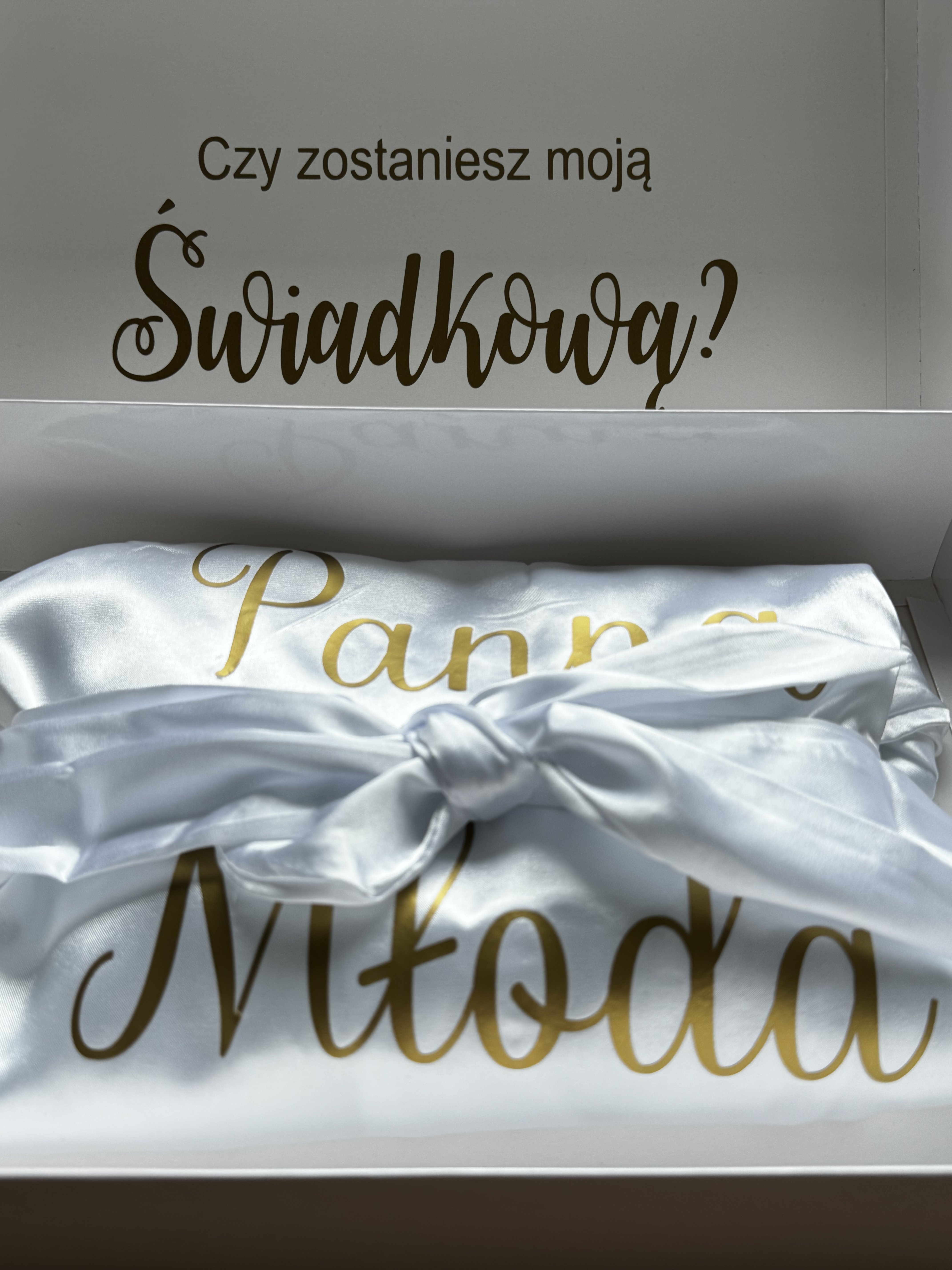 Realizacja szlafroka z napisem naklejanym